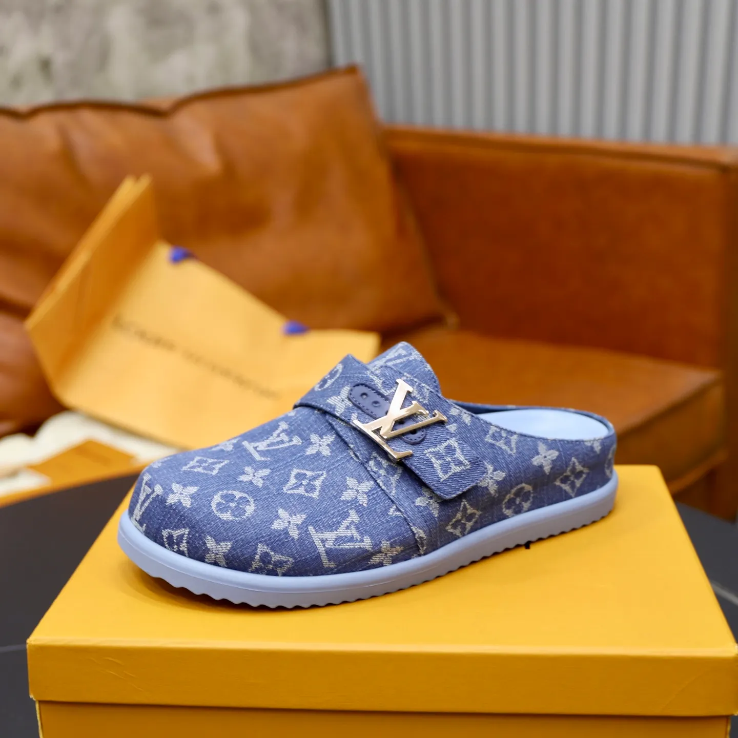 Ex-factory price: 520💰🙅‍♂️🙅‍♂️🙅‍♂️Birkenstock Brand: LV Louis Vuitton Standard code: 38-45 (cowhide lining) Grade: Same as the official website Material: Original presbyopic fabric design Original rubber wear-resistant molded outsole Style category: Men's fashion sandals Distinguished luxury brand elements Top luxury Color: Actual picture color